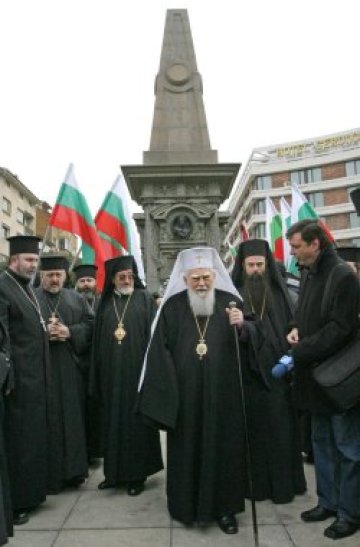 Паметникът на Васил Левски светва довечера