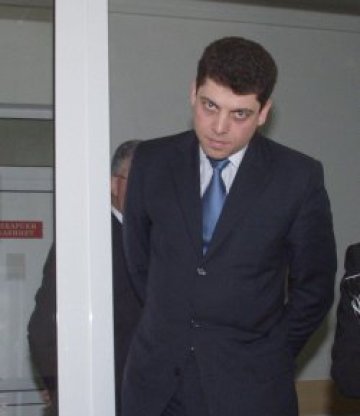 Уютно скатан, чак учуден