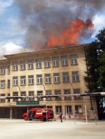 Варненското училище "Кирил и Методий" е в пламъци
