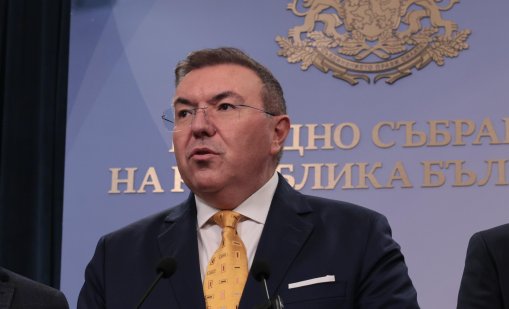 Костадин Ангелов седна в стола на Рая Назарян