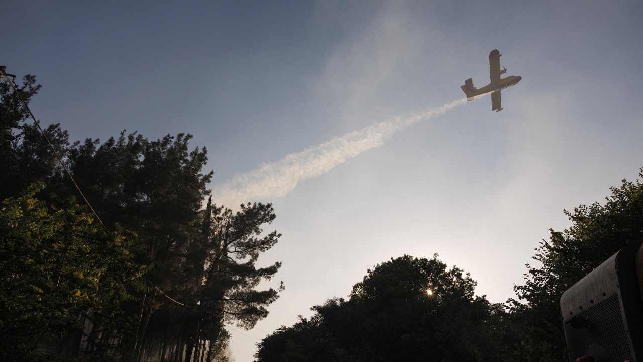 Photo: dnes.bg Massive Wildfire on Halkidiki Forces Tourists and Locals to Evacuate