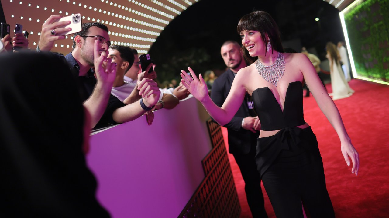 Photo: DNES Dakota Johnson Spotted with Machine Gun Kelly at Taylor Swift's Apartment