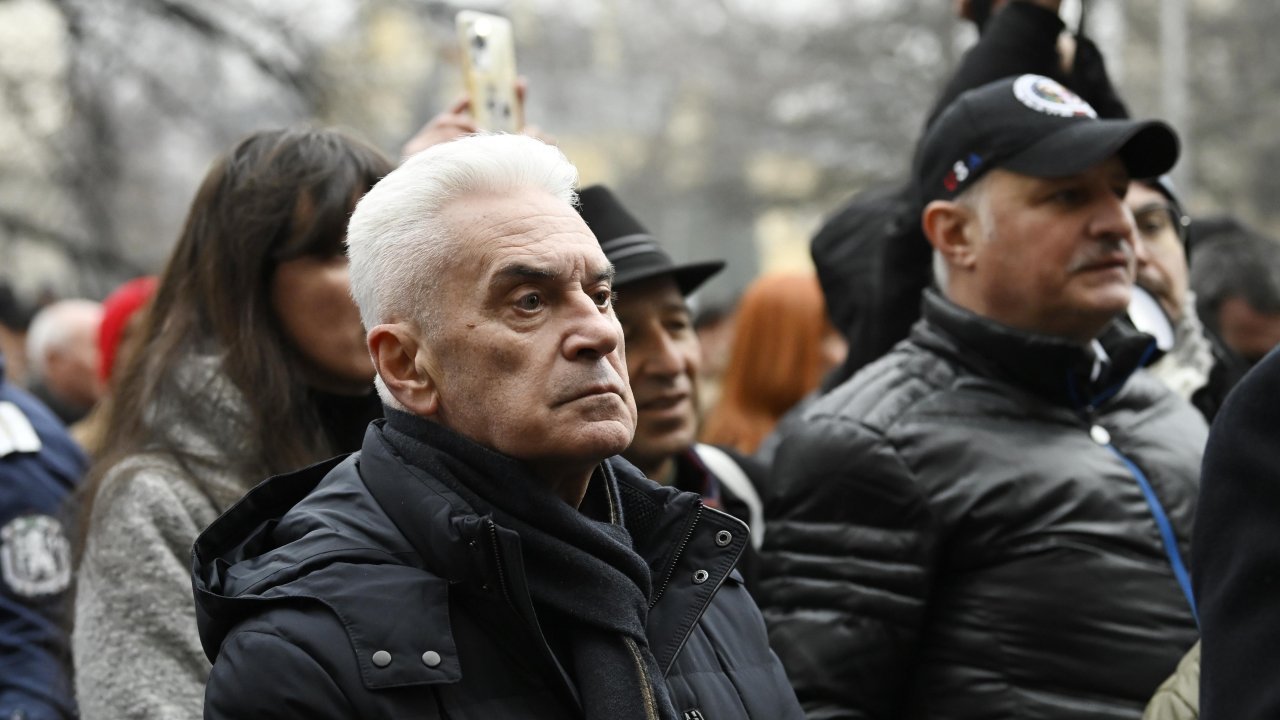 Волен Сидеров е откаран с линейка от центъра на София в безпомощно състояние
