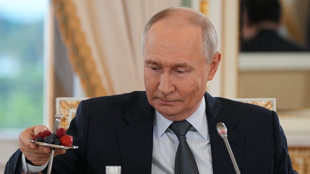 Putin Shows No Compromise as Kyiv Seeks Security Guarantees