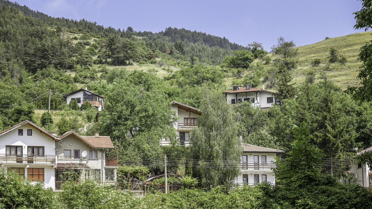 German retirees relocate to Lozen, Bulgaria to combat rising costs