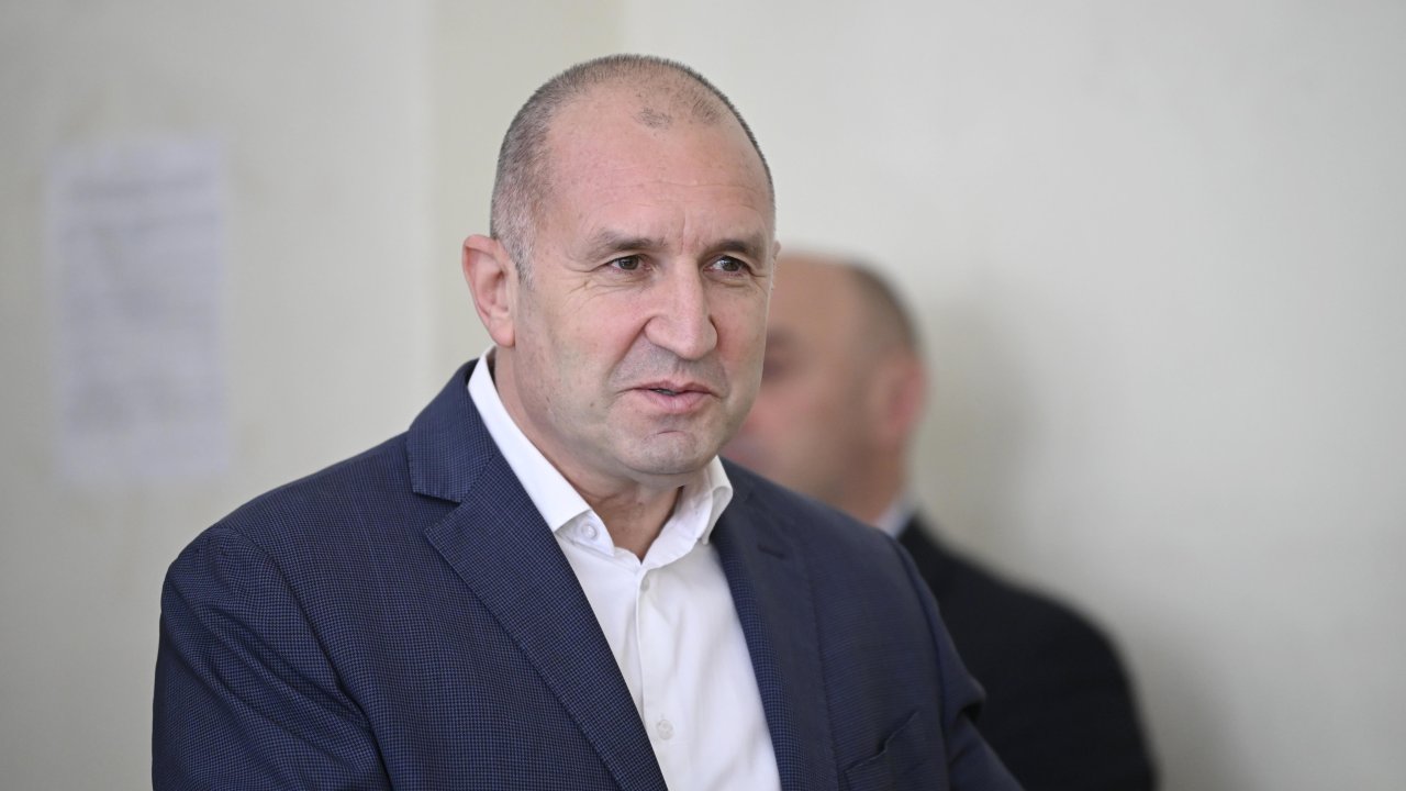 Радев за балотажа: Ще избираме между мира и войната