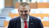 В кадър: ДПС се събра, подава ли оставка Пеевски? 