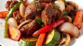 Вкусна и лесна рецепта: Свинско месо с зеленчуци в тиган