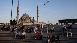 Случаи на отравяне в заведения в Истанбул потресоха Турция