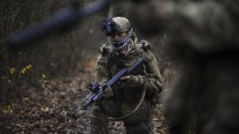 Битка за тръбопроводи: Средно руският войник живее 10 минути извън тях