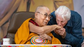 Ричард Гиър разцелува Далай Лама по случай 90-ия рожден ден на духовния лидер