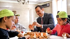 Терзиев участва в работилница, боядиса великденски яйца 