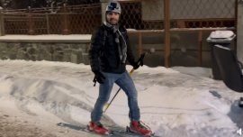 Студената вълна в Румъния: Мъж отиде на работа със ски ВИДЕО