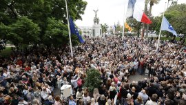 Франция въведе вечерен час след масови безредици, Макрон отказа оставката на вътрешния министър