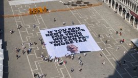 Победа за протестиращите във Венеция: Безос премести едно то партитата си