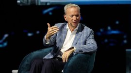 "Шугър деди": Бившият бос на Google с 43 години по-млада любовница