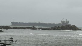 Евакуират още четирима от екипажа на танкера