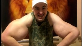 "Руският Попай", който си инжектира вазелин в бицепсите, може да загуби ръцете си 