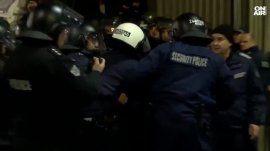 Трима полицаи са пострадали при протеста тази вечер