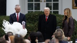 Доналд Тръмп помилва...две пуйки