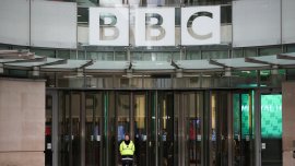Оставките в Би Би Си само разпалиха скандала, къде отива доверието?