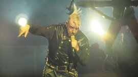 В кадър: Риби, торти и шампанско... Тил Линдеман взриви София така, както само той може