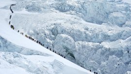 Рекордна опашка на Еверест, 274 изкачвания за ден