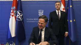 Марк Рюте разгледа изтребителите &ldquo;Рафал&ldquo; в Хърватия 