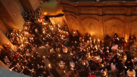 В кадър: Благодатният огън слезе в Йерусалим