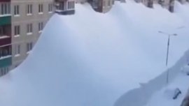 Снежен апокалипсис в Камчатка: Копаят тунели, за да стигнат до работа ВИДЕО