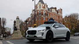 Дистопичен момент: Жена ражда в роботакси докато пътува за болницата