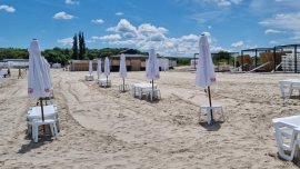 5 евро чадър, 5 евро шезлонг на плажа в Крайморие
