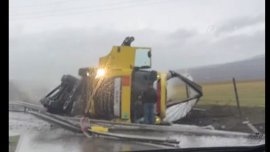 Внимание: ТИР аварира на АМ "Хемус", има разпилян опасен товар 