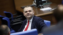 Дружество &ldquo;касичка&ldquo; е финансирало полетите на Пеевски за над 5 млн. евро