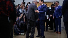 Рубио се появи с обувки, по-големи от крака му... били подарък от Тръмп 