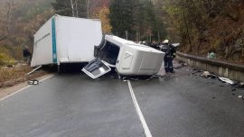 Откачено ремарке се удари в насрещен камион, шофьор е тежко ранен