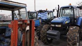 Десетки камиони са блокирани у нас, полицията спира автомобилите към Кулата