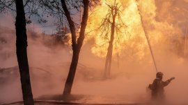 Украински пожарникари се борят втори ден с пожар в района на Чернобил