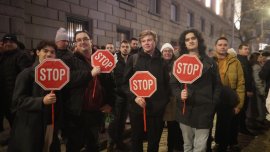 В кадър: Хиляди протестиращи изпълват "Триъгълника на властта" за протест НА ЖИВО