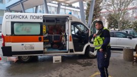 Шофьор загина, след като колата му се вряза в трактор