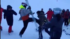 Див бой между скиор и сноубордисти избухна във Френските Алпи ВИДЕО