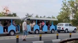 Туристически абсурд по нашенски: "Лада Нива" тегли влакче с хора в Несебър (ВИДЕО)