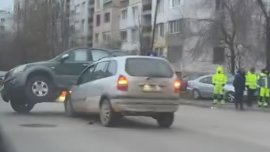 Каскада или катастрофа: Кола се завря под джип, повдигна го ВИДЕО
