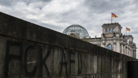 Обратно към ГДР: Източногерманците се съмняват, че обединението си е струвало