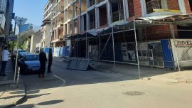 На косъм от трагедия: Кофраж се стовари от петия етаж в центъра на София 