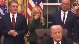 Облекчи ли се Тръмп в Овалния кабинет пред журналисти? ВИДЕО