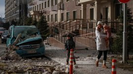 Изтощението и страхът от войната са видни в Киев - от Tinder до танците и басейна