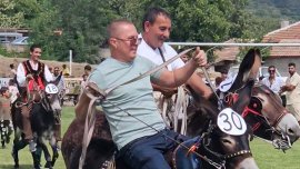 Гъмзата и Краси Радков яхнаха магарета, направиха шоу на 36-ото Биорали в Гурково СНИМКИ