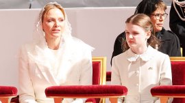 Привилегии: Принцеса Шарлийн се възползва от правото си да носи бяло на среща с папата