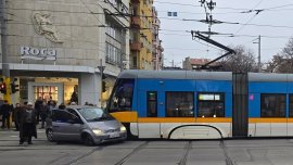 Трамвай и кола се удариха пред Централните хали 